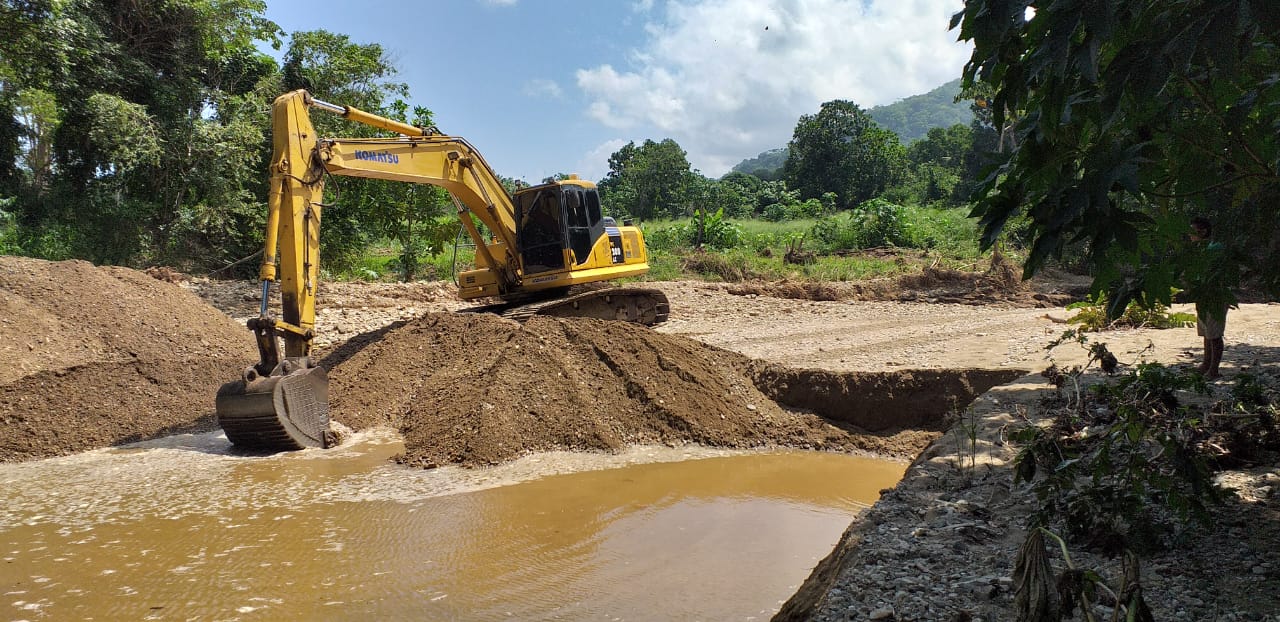 Trabajos de limpieza y remoción sedimentos para mitigar el riesgo en Quebrada Valencia
