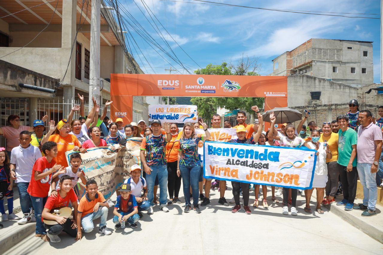 Habitantes del barrio Los Laureles disfrutan de una nueva vía pavimentada