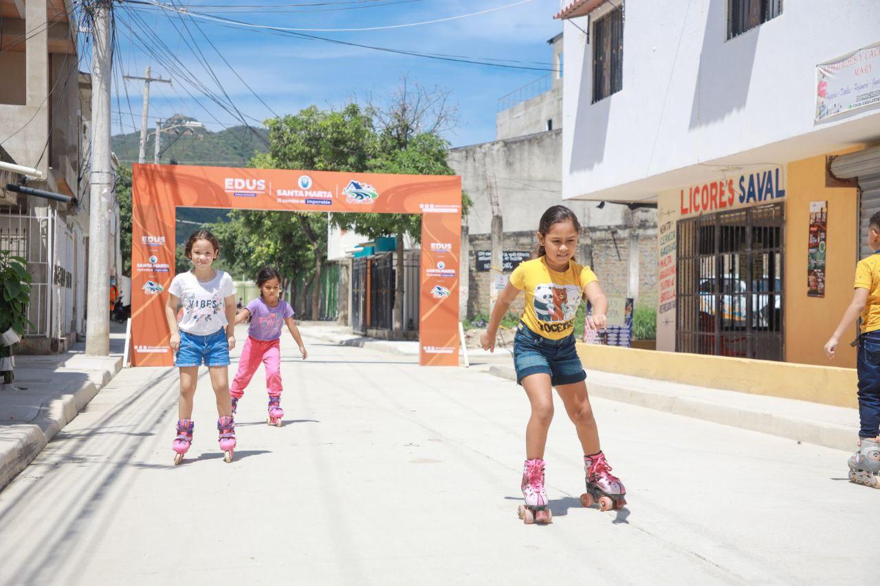 Habitantes del barrio Los Laureles disfrutan de una nueva vía pavimentada