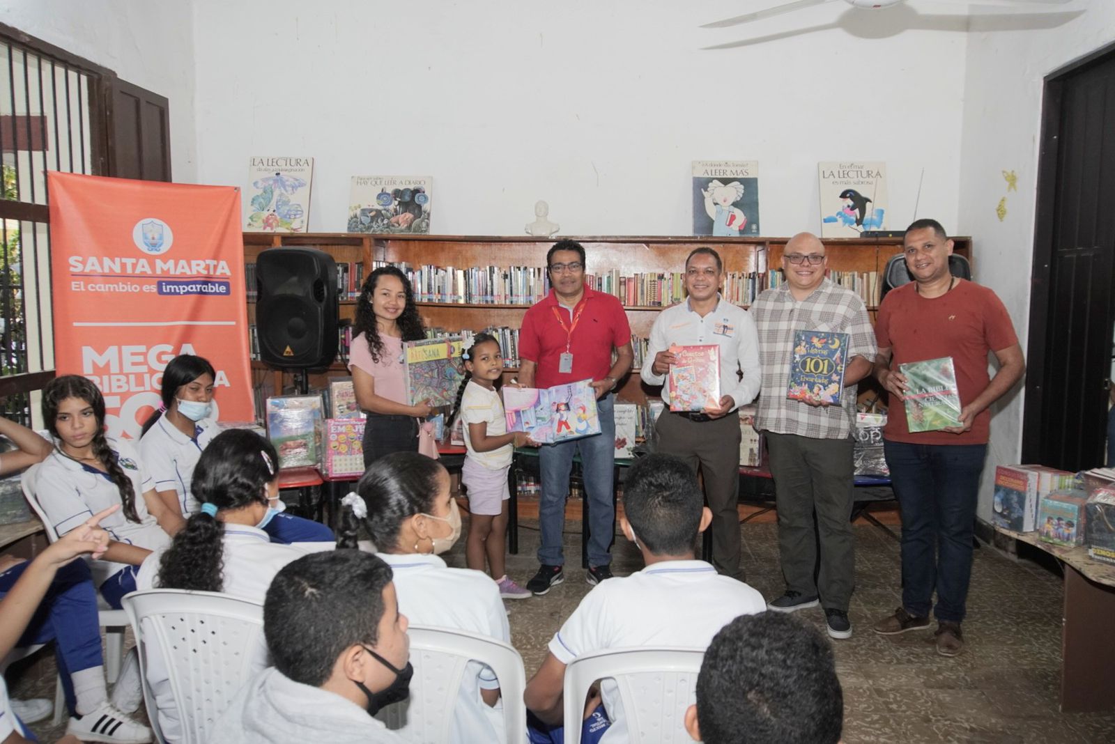 Distrito donó 250 libros a la Biblioteca Popular Elisa Fernández Nieves