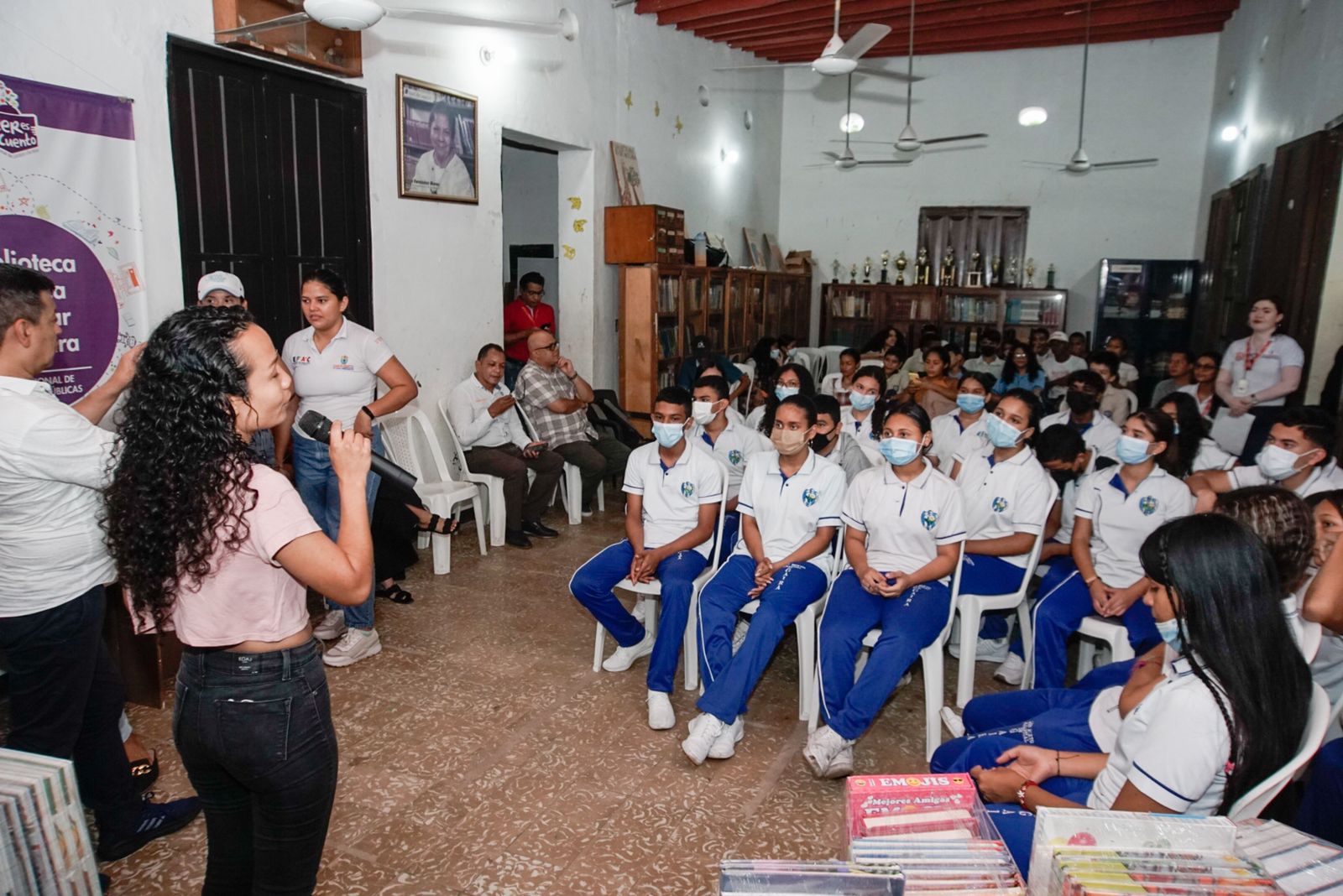 Distrito donó 250 libros a la Biblioteca Popular Elisa Fernández Nieves