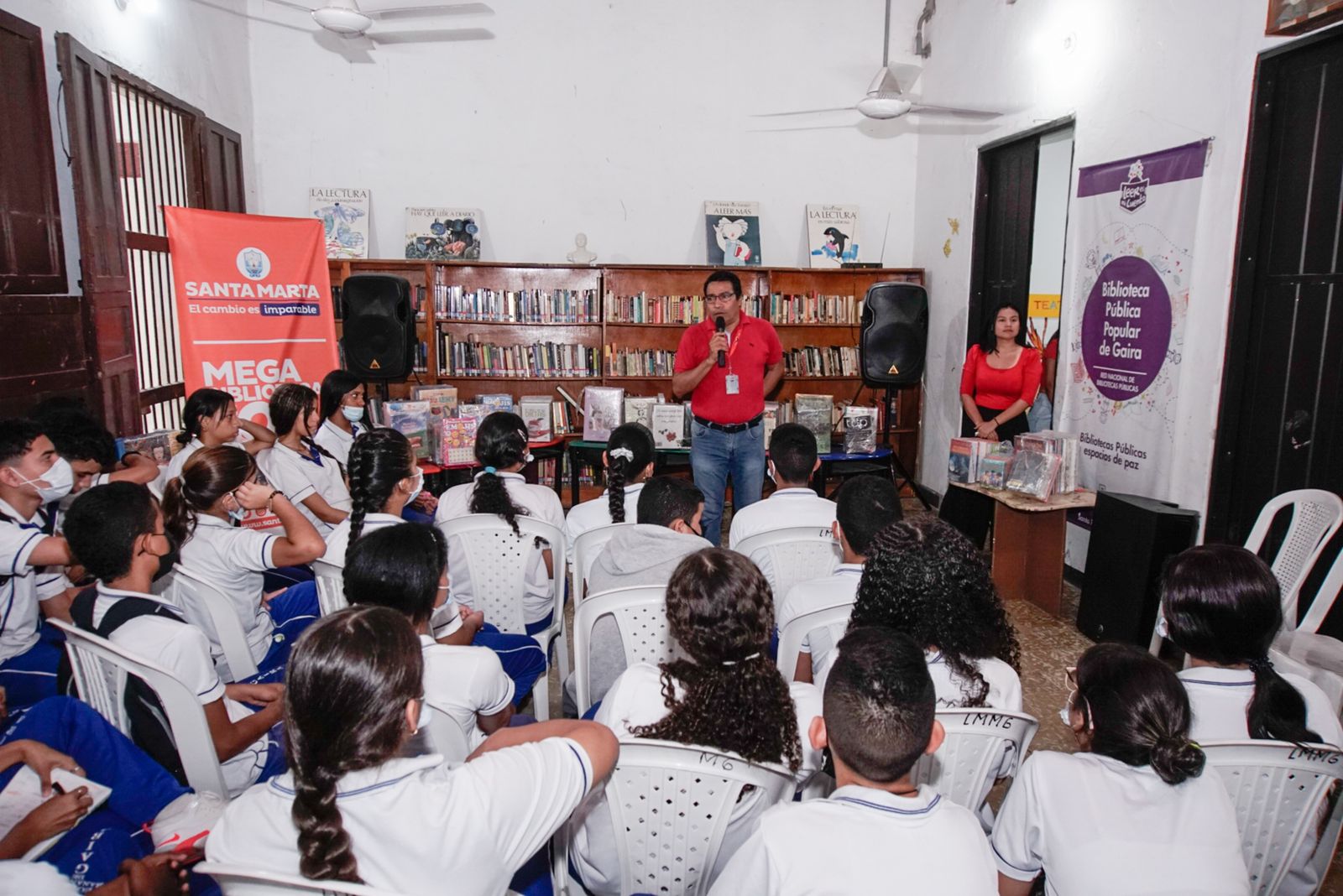 Distrito donó 250 libros a la Biblioteca Popular Elisa Fernández Nieves