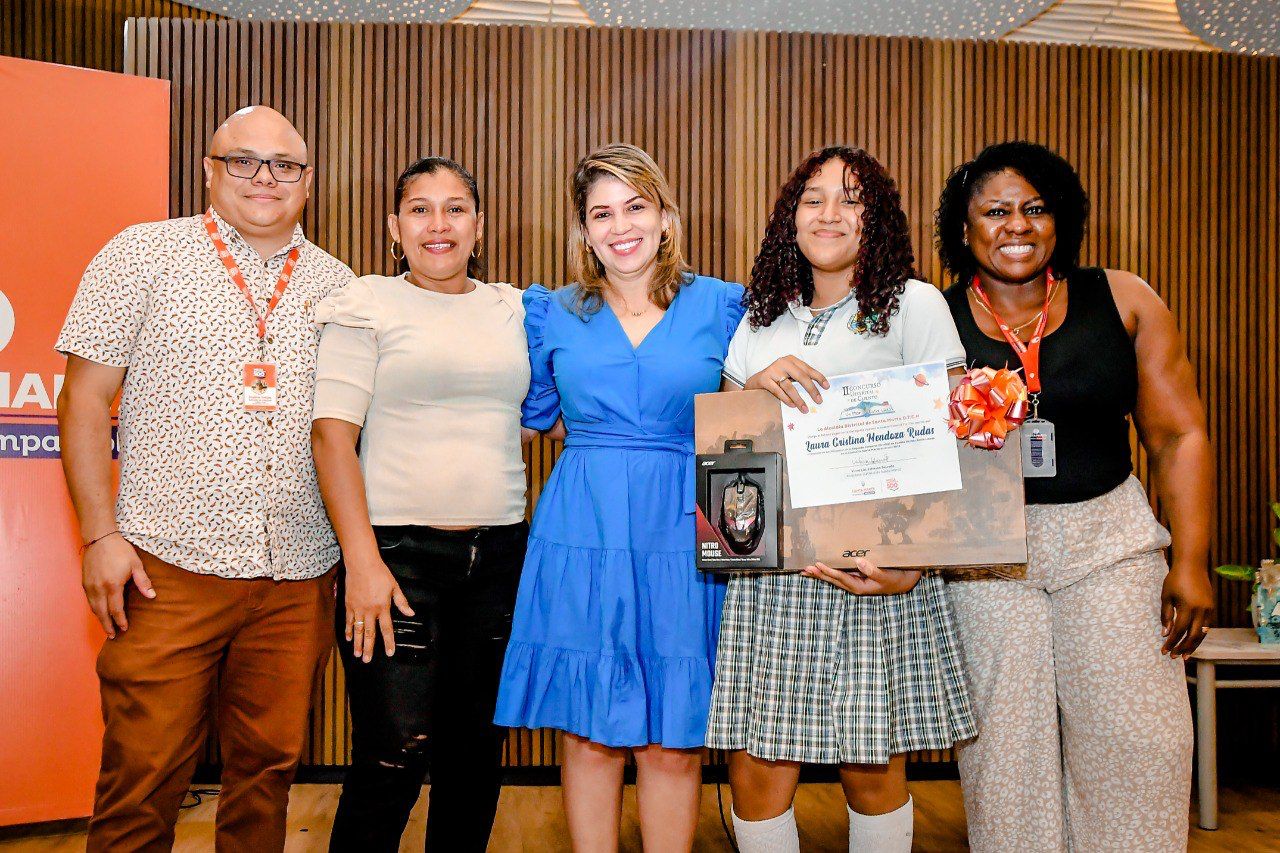 Alcaldesa Virna Johnson premió a ganadores del II Concurso Distrital de Cuento ‘Un Mar Entre Líneas’